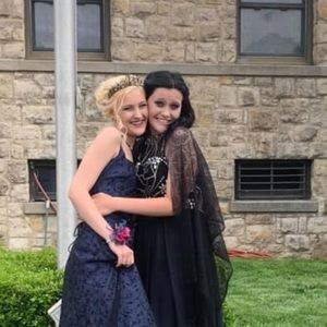 Meet your Poshers, Veronica and Victoria!